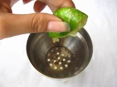 Chanh vắt lấy nước, bỏ hạt.