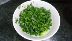Thịt nạc xay ướp đầu hành băm nhỏ, 1/4 muỗng cà phê muối, 2 muỗng cà phê nước mắm, 1/4 muỗng cà phê bột ngọt, 1/4 muỗng cà phê tiêu. Tất cả trộn đều lên cho thấm gia vị. Hành lá cắt nhỏ nấm mèo cắt nhuyễn.