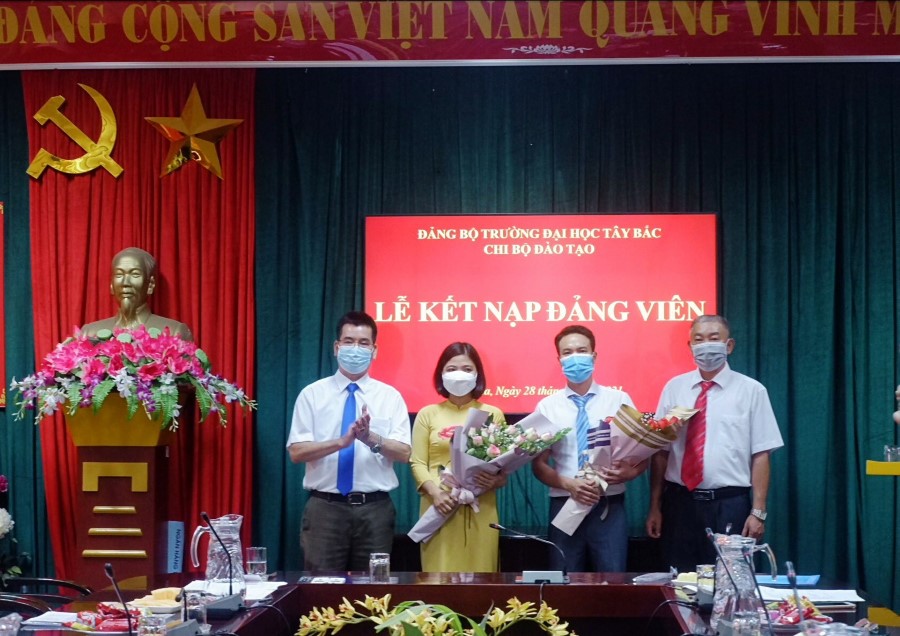 Chi bộ Đào tạo tổ chức Lễ kết nạp Đảng viên mới