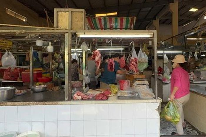 Bất ngờ hình ảnh các sạp thịt ở chợ Cầu và chợ Tân Trụ - Báo Người Lao Động
