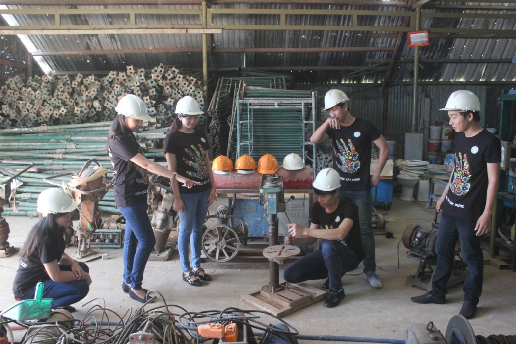 Sinh viên ngành Xây dựng thực hành tại xưởng
