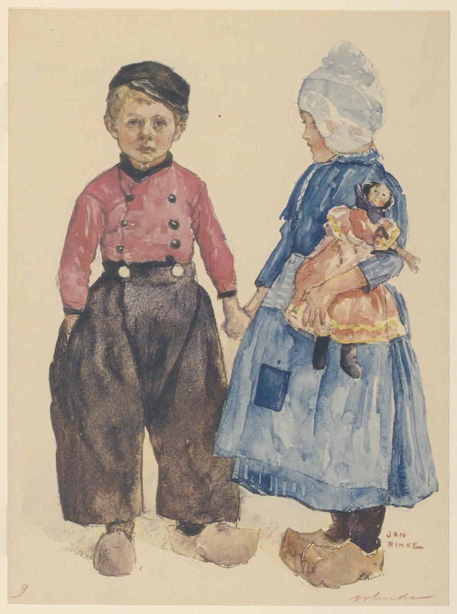 Twee kinderen in Volendammer dracht links een jongetje rechts een meisje met een
