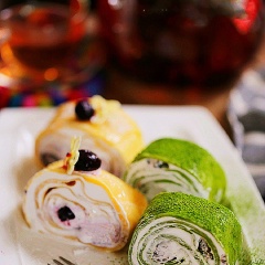 Bánh crepe là một loại bánh dễ ăn, dễ làm, thường được kết hợp với nhiều loại nguyên liệu khác nhau để tạo ra một hương vị đặc sắc. Với cách trang trí bánh mới lạ bằng cách xếp nhiều lớp bánh khi cuộn, phần bánh quyện với phần kem thành từng lớp xen kẽ thật bắt mắt. Chắc hẳn món crepe cuộn kem này sẽ là món tráng miệng cực kì thu hút ngay cả những thực khách khó tính nhất!