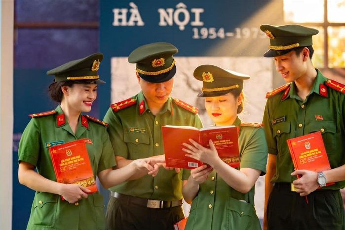 Ra mắt cuốn sách về lực lượng tham mưu Công an TP. Hà Nội - Đài Phát thanh và truyền hình Hà Nội