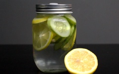 Dùng nước detox chanh dưa leo thay cho nước lọc thông thường. Mỗi ngày uống khoảng 1,5-2 lít. Sau khi dùng hết detox dưa leo nước đầu, có thể cho thêm 1-2 lần nước nữa, ngâm nước detox dưa leo 1 tiếng rồi uống. Cách làm detox dưa chuột không hề khó, bạn có thể uống nước detox dưa leo mỗi ngày sẽ thêm hiệu quả đấy nhé!
