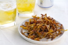 Khô mực chiên nước mắm thành phẩm cực kì ngon, lại chẳng cần tốn nhiều thời gian. Khô mực chiên nước mắm làm đồ nhắm cho chồng hay một món ăn vặt cho hội chị em bạn dì nhâm nhi rất lý tưởng và hấp dẫn. Chỉ cần một ít khô mực, gia vị nêm nếm là đã có ngay món khô mực chiên nước mắm ăn vặt đậm đà, ngon ngon để tán gẫu rồi đó. Thử làm khô mực chiên nước mắm ngay bạn nhé.