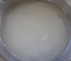 Hòa tan 1 muỗng canh vôi bột và 1.5 lít nước lạnh, chờ vôi lắng xuống thì lọc lấy nước trong. Sau đó cho cục phèn chua vào âu nước vôi trong. Rửa bí qua nước lạnh và ngâm bí vào nước vôi trong ít nhất 8 tiếng hay qua đêm.