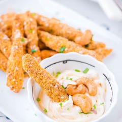 Khi ăn có thể chấm kèm tương ớt hoặc sốt mayonaise cho kích thích khẩu vị.