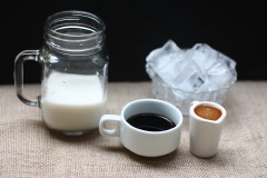 Sốt caramel sau khi đã nguội thì các bạn có thể dùng làm mứt ăn kèm với bánh mì hoặc để pha chế các món nước như Frappuccino vị Caramel. Để làm món nước này, bạn cần cho tất cả nguyên liệu trong phần Frappuccino và 50ml sốt caramel vừa làm xong vào cối xay cho nhuyễn mịn. Cho ra ly, bóp thêm kem tươi đánh bông lên trên. Trang trí thêm với sốt caramel nữa nhé.