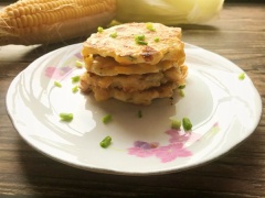Món bánh bắp này ngon nhất là khi ăn nóng với phần phô mai thơm béo mằn mặn kéo sợi, dự đoán sẽ làm chiều lòng cả thực khách khó tính nhất đấy. Còn chờ gì mà chúng ta không lưu công thức này ngay nào.