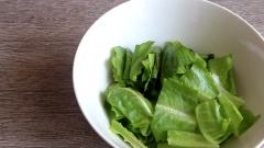Xà lách romaine rửa sạch, cắt thành khúc nhỏ vừa ăn rồi cho vào tô lớn, cho sốt vào trộn đều. Với 100gr xà lách bạn sẽ trộn chung với 2 muỗng canh sốt Caesar. Gắp xà lách ra dĩa, xếp ức gà lên trên, rắc thêm bánh mì nướng là có thể thưởng thức được rồi.