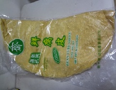 Tàu hũ ky ngâm nước ấm 20 phút cho mềm, xả sạch. Đun sôi nước, cho tàu hũ ky vào luộc 20 phút, vớt ra, để ráo nước.