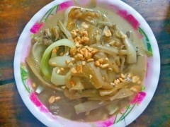 Mở nắp nồi, kiểm tra xem cá đã chín chưa. Hành tây cắt múi cau cho vào nồi. Múc cá ra tô, rắc đậu phộng rang lên trên. Món này có thể dùng với cơm nóng hoặc bún đều ngon ạ. Vị béo của dừa, cay nồng của sả và ớt, thơm của đậu phông, mặn mà của tương đậu, vị tươi của cá cùng tạo nên 1 hương vị vô cùng riêng. Cả nhà hãy cùng bắt tay làm thử nhé!