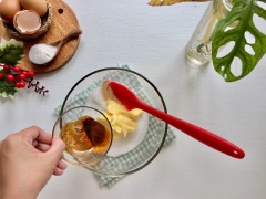 Chuẩn bị một cái âu khác, cho vào âu 80gr đường trắng, bơ sệt, 1 lòng đỏ trứng gà và 10ml nước cà phê đen. Dùng phới dẹt (Spatula) trộn đều hỗn hợp với nhau.