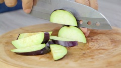 Sơ chế các nguyên liêu. Cà tím bỏ cuống, bổ đôi, cắt lát dày 1cm, cắt đến đâu đem ngâm vào nước muối loãng đến đó để cà tím không bị thâm. Tỏi, hành tím, gừng, ớt, 15gr hành lá băm nhuyễn. 10 hành lá còn lại và ngò rí cắt khúc ngắn.