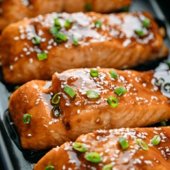 Cá hồi sau khi nướng chín thịt cá sẽ mềm và rất thơm. Nhanh chóng rưới phần sốt Teriyaki đã đun lên trên từng miếng cá, rắc thêm mè trắng và hành lá cắt nhỏ là có thể dùng Teriyaki salmon (cá hồi sốt Teriyaki) nhé! Với những miếng cá hồi thơm ngon dai dai được ngấm đều nước sốt đậm đà vô cùng độc đáo.