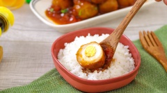 Bày chả cá ra đĩa, rắc thêm chút ngò xanh lên mặt cho thêm phần bắt mắt, vậy là món ăn đã hoàn tất rồi. Chả cá dai dai bọc cùng trứng cút thơm béo ăn với sốt cà chua nóng hổi quả là sự kết hợp hoàn hảo. Với hình dáng tròn trĩnh dễ thương, món này sẽ khiến bé yêu nhà bạn cực kỳ thích thú đấy!