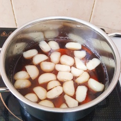 Củ năng gọt sạch vỏ, cắt đôi. Nấu củ năng với 350gr đường , cho vào củ năng 2 chén nước mát vừa nấu để củ năng thấm đường và mùi nước mát. Nấu đến khi đường tan hết là được.