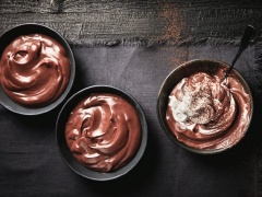 Thế là món chocolate pudding đã hoàn tất và sẵn sàng làm món tráng miệng ngon ngọt cho ngày Valentine rồi nhé. Hương vị đắng nhẹ của chocolate xen lẫn chút ngọt béo của sữa tươi luôn là sức hấp dẫn khó lòng chối từ đối với hội chị em đấy. Còn chần chờ gì mà không vào bếp và thử triển ngay cách làm chocolate pudding đơn giản này nào.