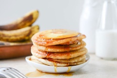 Món pancake chuối dứa đơn giản nhanh gọn này rất thích hợp để bạn chế biến cho bữa sáng của gia đình mình. Vị dứa thơm ngọt quyện với vị chuối sẽ cho bạn một cảm giác vô cùng thú vị. Cùng thử làm món bánh này để cả nhà thưởng thức vào dịp cuối tuần thảnh thơi bạn nhé!