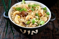 Cho cơm chiên rau củ chay ra chén, dùng nóng.