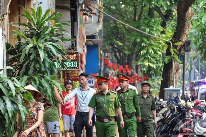 Phường Hoàn Kiếm đẩy mạnh xử lý vi phạm lấn chiếm vỉa hè qua hình thức phạt nguội - Báo Nhân Dân