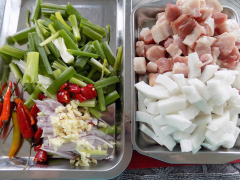 Thịt ba chỉ rửa sạch thái miếng hơi dày. Ướp vào thịt chút bột nêm và nước mắm. Dừa gọt bỏ phần vỏ nâu rửa sạch thái miếng không quá mỏng.