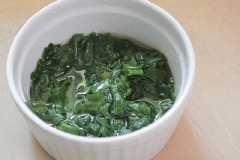 Hành lá cắt nhỏ, rửa sạch, cho vào chén hành lá 2 muỗng canh dầu ăn. Đặt chén hành lá vào lò viba quay 30 giây cho hành chín.
