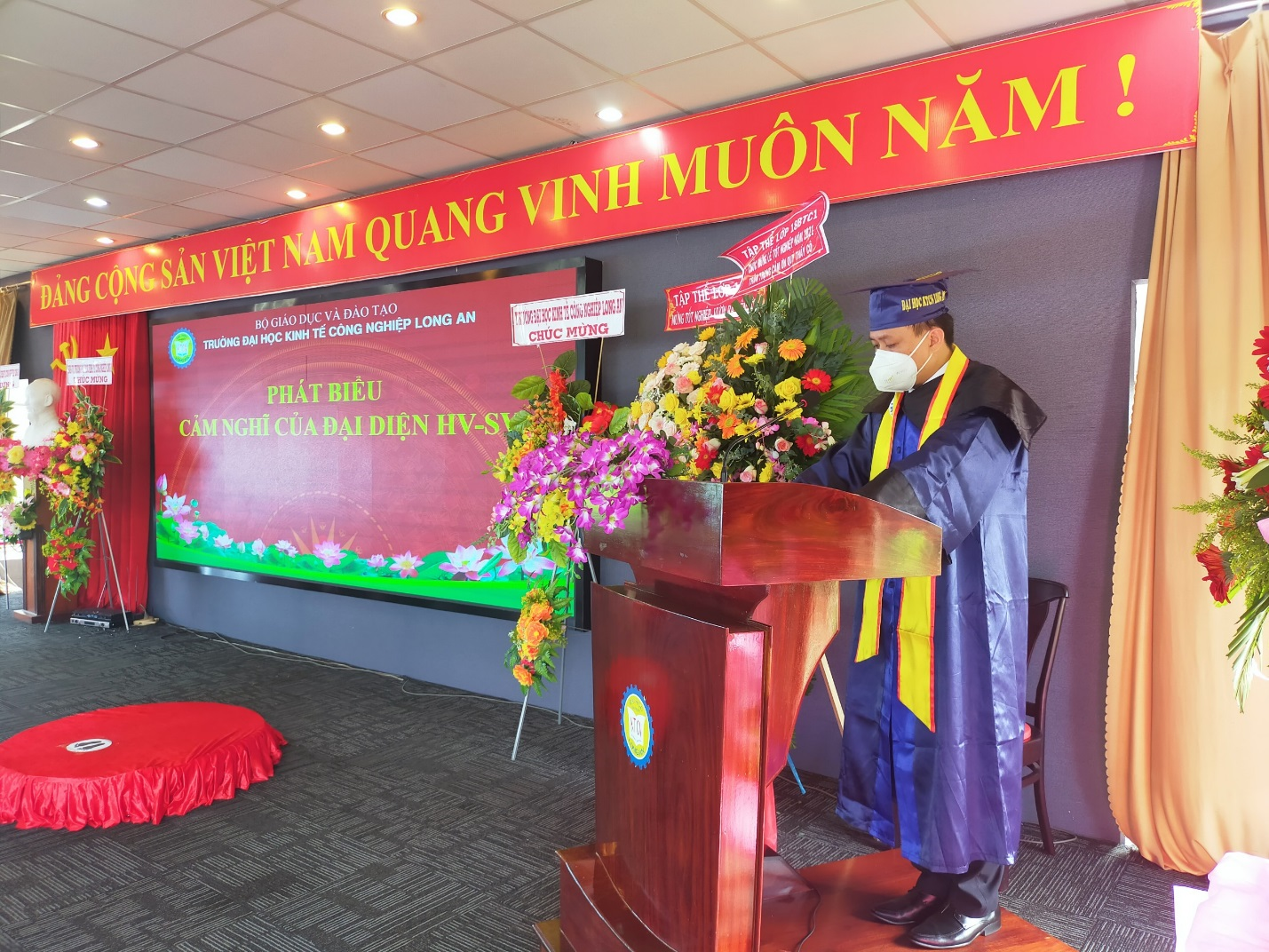 Thay mặt các tân khoa trong ngày Lễ Tốt nghiệp, tân Thạc sĩ Lê Cao Đạt lớp 18CHQT1 phát biểu cảm tưởng và gửi lời tri ân đến quý thầy/cô Trường DLA 