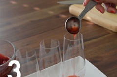 Múc mỗi cốc 1 muỗng canh siro dâu tây.