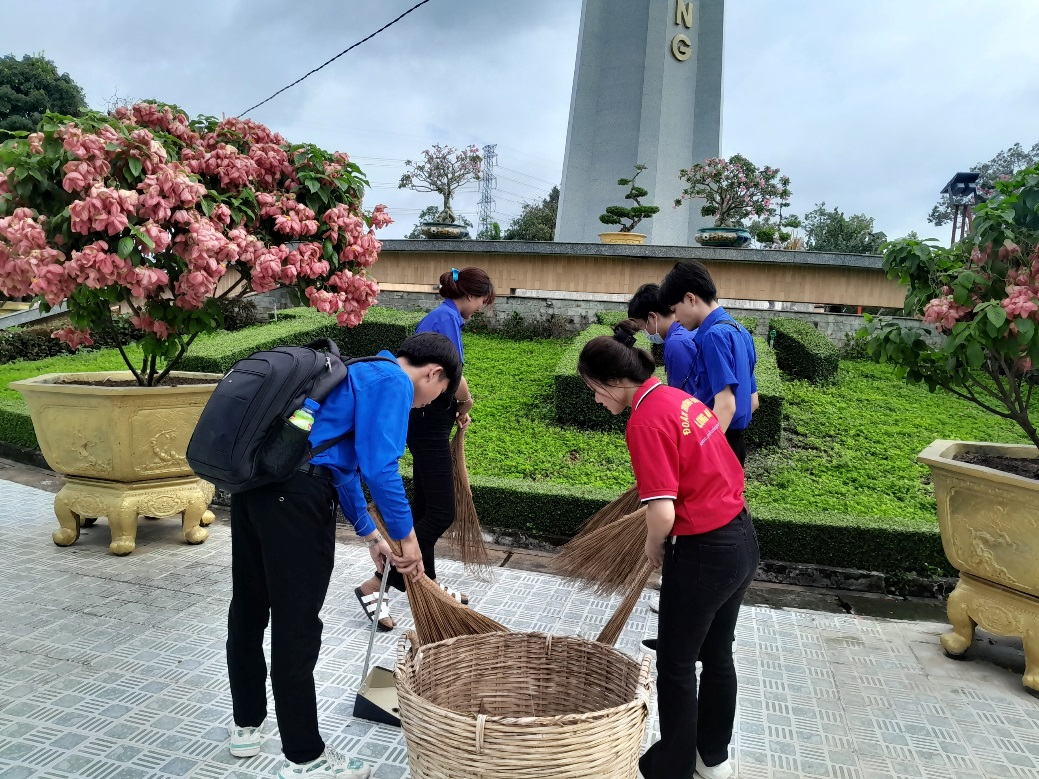 Quét dọn Nghĩa trang Liệt sĩ tỉnh Long An