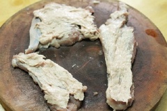 Rửa sạch thịt heo, cắt thành lát mỏng sao cho các miếng thịt có độ dày đều. Uớp giò sống với chao, đường, xì dầu, mật ong, dầu mè, nước cốt chanh. Thì là rửa sạch.