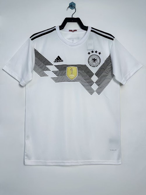 Equipación local de Alemania 2018.jpeg