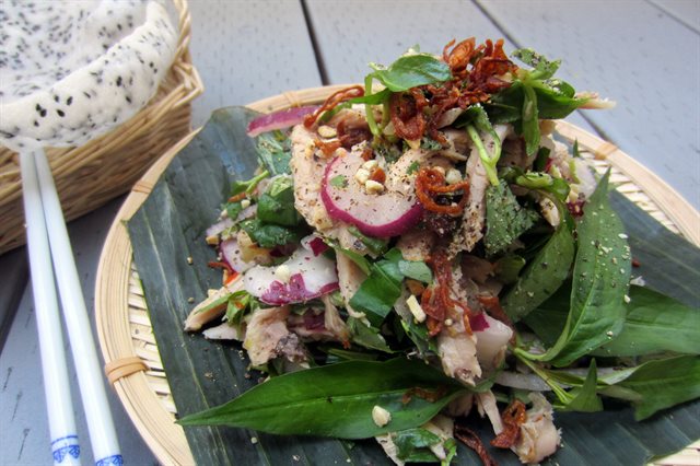 Gỏi Gà Rau Răm Ngò Om