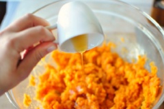 Sau đó cho bơ, siro đường nâu, heavy cream vào tô khoai và trộn thật đều. Cuối cùng là cho ớt, chút muối vào và trộn thêm lần nữa là xong rồi đó.