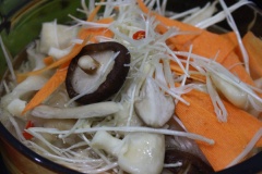 Khi thấy xương đã chín mềm, ra nước ngọt thì cho tất cả nấm gồm nấm đùi gà, nấm kim châm, nấm linh chi, nấm đông cô, cà rốt vào nồi nấu sôi lại khoảng 5 phút. Nêm nếm gia vị cho vừa miệng rồi tắt bếp.