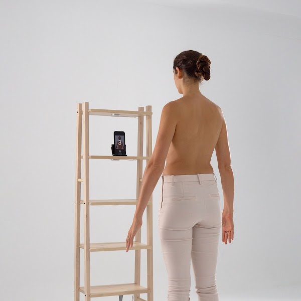 Patiente prenant des photos pour générer un modèle mammaire 3D.