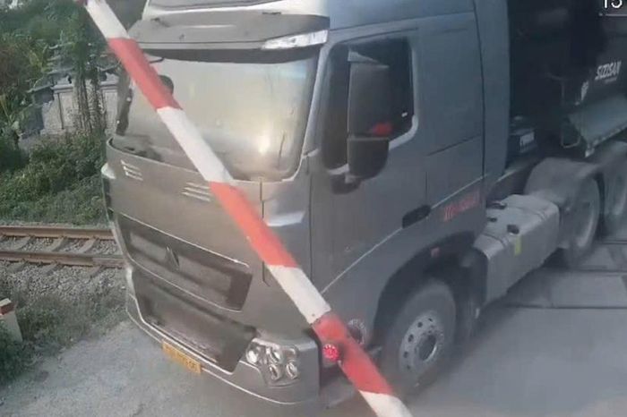 Video tài xế xe đầu kéo băng qua đường sắt khi gác chắn đang hạ - Chuyên trang Gia Đình &amp; Xã Hội - Báo Sức khỏe &amp; Đời sống