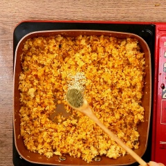 Bắc chảo cho 1 muỗng canh dầu ăn vào chảo,phi thơm 1 muỗng canh hành tím băm, sau đó trút tôm khô đã ngâm và giã nhuyễn vào, nêm thêm 1/2 muỗng cà phê hạt nêm, 1/2 muỗng cà phê tiêu xay, dùng đũa đảo đều cho tôm săn lại thấm đều gia vị rồi tắt bếp.