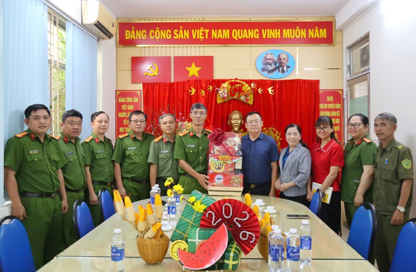 Lãnh đạo phường chăm lo tết cho các đơn vị phục vụ và đào tạo tết Bính Ngọ năm 2026