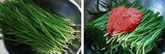 Trộn tất cả các nguyên liệu: ớt bột, nước mắm, mắm tép, đường, mè trắng rang với ½ chén nước trong một thau. Sao đó cho lá hẹ vào.