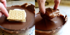 Khi chocolate đã nguội bớt, bạn lấy bánh kẹp marshmallow cẩn thận nhúng vào chocolate, khi đã phủ đều thì đặt ra khay. Làm tương tự cho đến hết nguyên liệu.