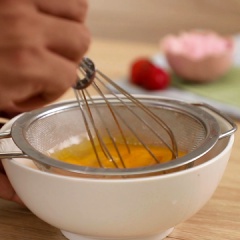 Khuấy đều 4 trái trứng gà cũng 10gr hạt nêm, sau đó rây lại hỗn hợp trứng qua rây.