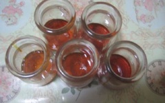 Múc caramel vào từng hũ yogurt. Sau đó, đổ hỗn hợp kem whipping, bột matcha lên trên.
