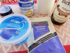 Lá gelatine ngâm vào nước đá lạnh 15 phút.
