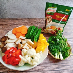 Sơ chế các nguyên liệu và pha hỗn hợp. Bông cải trắng cắt ra rửa sạch (nhớ rửa với tí muối nhé). Cà rốt gọt vỏ rửa sạch và cắt tỉa hoa, (cắt sợi tùy nhé). Đậu hà lan tước gân rửa  sạch. Ớt chuông đỏ vàng rửa cắt miếng vừa (cắt tùy thích nhé). Nấm đùi gà  rửa sạch. Cắt xéo. Tàu hủ rửa sạch cắt miếng vừa. Hành lá rửa cắt khúc, hành tím sắc mỏng.