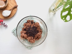 Chia bột làm 2 phần, cho từ từ vào âu bơ trứng. Dùng phới dẹt trộn đều đến khi bột hoàn toàn hòa quyện vào bơ thành một khối thì cho tiếp 50gr hạt chocolate (chocolate chip) vào. Dùng tay hoặc phới dẹt trộn đều chocolate chip vào khối bột.