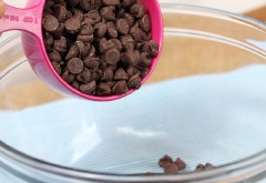 Cho 200gr chocolate chip vào tô thủy tinh, sau đó bạn cho tiếp 100ml whipping cream vào cùng với 2 muỗng canh bột cà phê, sau đó bạn trộn thật đều rồi cho vào micro wave trong 60 giây. Khi hỗn hợp đã bắt đầu tan chảy bạn trộn thật đều tay để các nguyên liệu hòa quyện vào nhau.