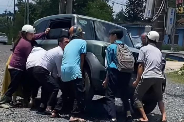 Khoảnh khắc người dân hợp sức nâng ô tô, cứu nữ sinh mắc kẹt dưới gầm - Báo Người Lao Động
