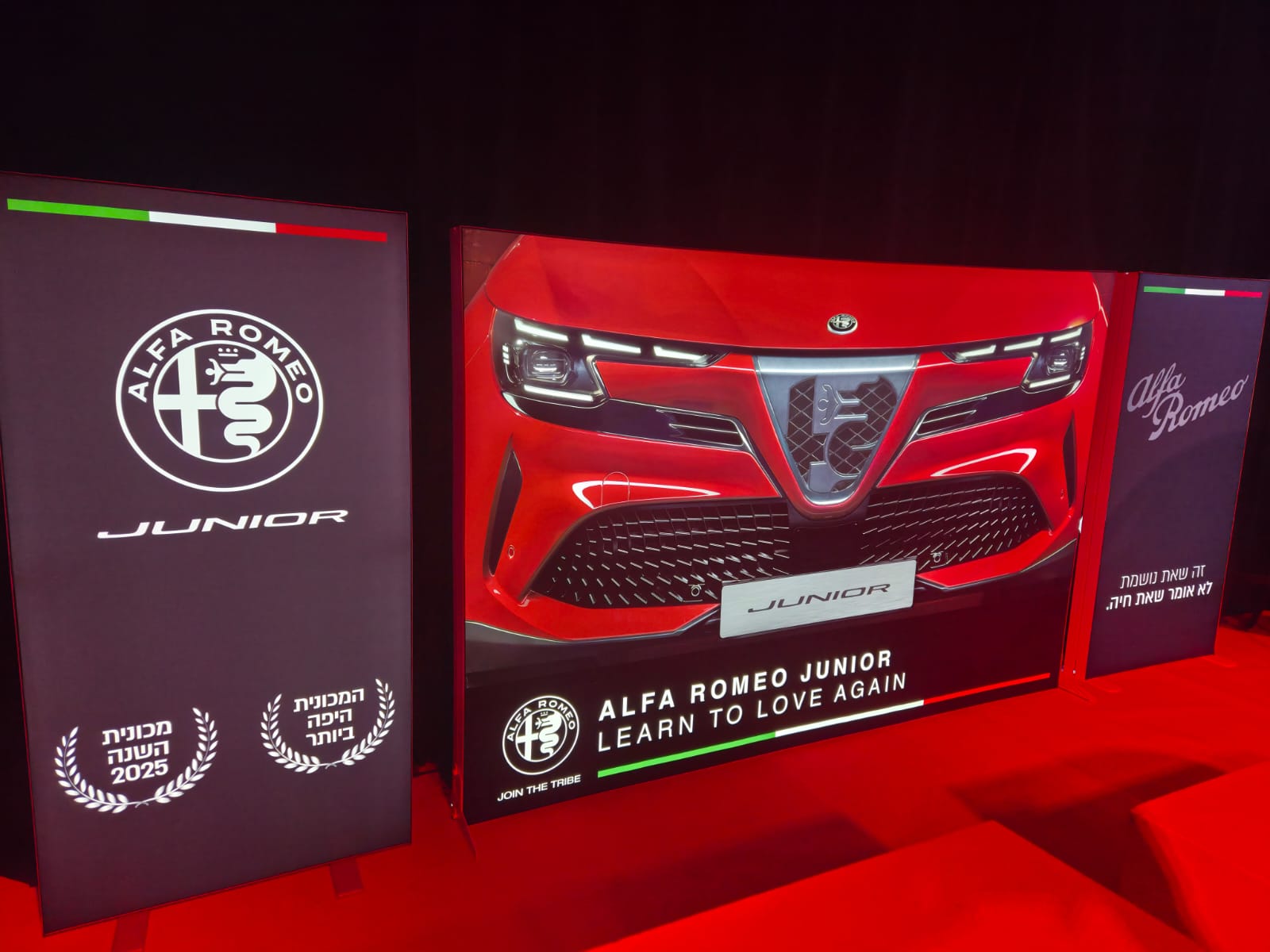 קיר תצוגה מואר בטכנולוגיית LED מתקדמת LALIS WALL